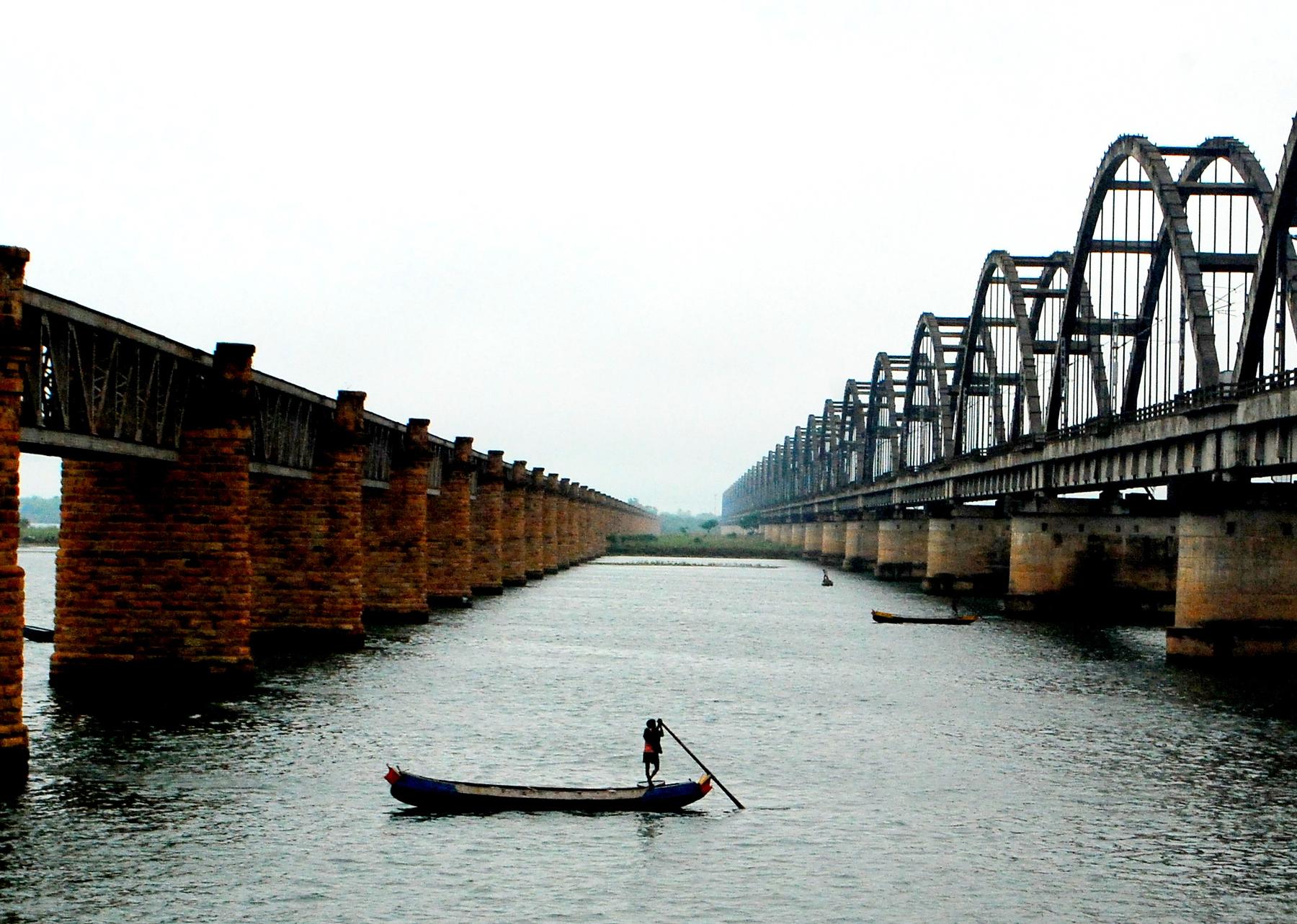 File:Godavari old and new bridges.jpg - Image of The featured image should be a split-screen with on